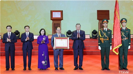 Top leader attends ceremony announcing establishment of Quang Ninh city